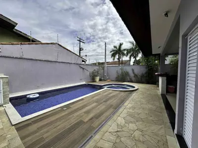 Casa - Sobrado com 4 quartos (sendo 4 suite(s)) a 500,00 metros praia.