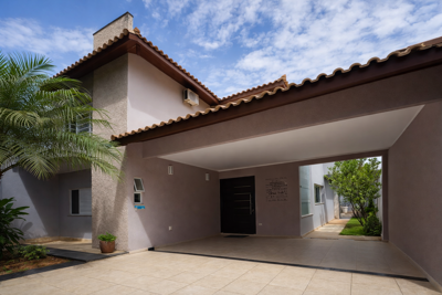 Casa - Sobrado com 4 quartos (sendo 4 suite(s)) a 500,00 metros praia.