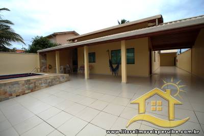 Casa - Térrea com 3 quartos (sendo 1 suite(s)) a 700,00 metros praia.