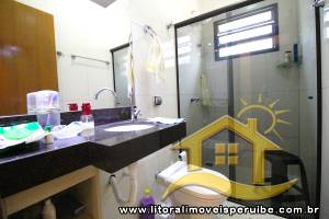 Casa - Térrea com 3 quartos (sendo 1 suite(s)) a 700,00 metros praia.