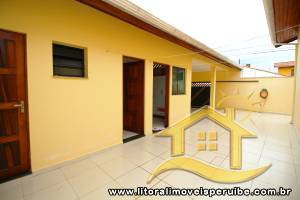 Casa - Térrea com 3 quartos (sendo 1 suite(s)) a 700,00 metros praia.