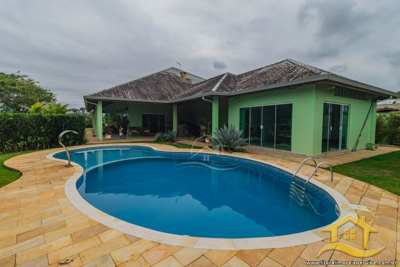 Casa - Sobrado com 4 dormitórios (sendo 4 suite(s)) a 3,00 metros praia.
