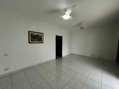 Casa - Térrea com 2 quartos (sendo 1 suite(s)) a 700,00 metros praia.