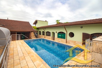 Casa - Térrea com piscina com 4 dormitórios (sendo 4 suite(s)) a 0,00 metros praia.