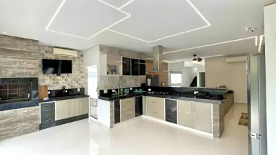 Casa - Sobrado Triplex com 5 quartos (sendo 5 suite(s)) a 1000,00 metros praia.