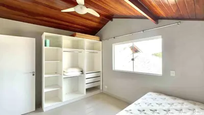 Casa - Sobrado Triplex com 5 quartos (sendo 5 suite(s)) a 1000,00 metros praia.