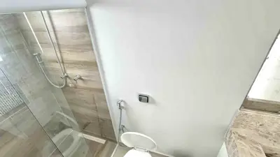 Casa - Sobrado Triplex com 5 quartos (sendo 5 suite(s)) a 1000,00 metros praia.