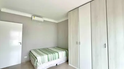 Casa - Sobrado Triplex com 5 quartos (sendo 5 suite(s)) a 1000,00 metros praia.