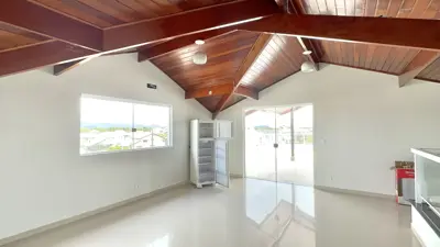 Casa - Sobrado Triplex com 5 quartos (sendo 5 suite(s)) a 1000,00 metros praia.