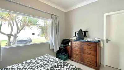 Casa - Sobrado Triplex com 5 quartos (sendo 5 suite(s)) a 1000,00 metros praia.