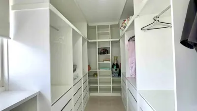 Casa - Sobrado Triplex com 5 quartos (sendo 5 suite(s)) a 1000,00 metros praia.