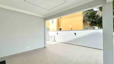 Casa - Sobrado Triplex com 5 quartos (sendo 5 suite(s)) a 1000,00 metros praia.