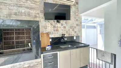 Casa - Sobrado Triplex com 5 quartos (sendo 5 suite(s)) a 1000,00 metros praia.