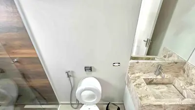 Casa - Sobrado Triplex com 5 quartos (sendo 5 suite(s)) a 1000,00 metros praia.