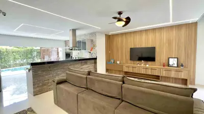 Casa - Sobrado Triplex com 5 quartos (sendo 5 suite(s)) a 1000,00 metros praia.