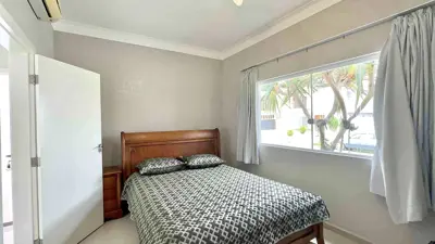 Casa - Sobrado Triplex com 5 quartos (sendo 5 suite(s)) a 1000,00 metros praia.