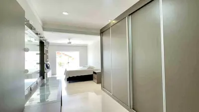 Casa - Sobrado Triplex com 5 quartos (sendo 5 suite(s)) a 1000,00 metros praia.