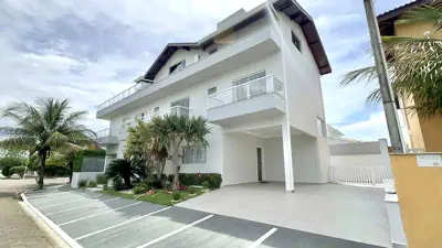 Casa - Sobrado Triplex com 5 quartos (sendo 5 suite(s)) a 1000,00 metros praia.