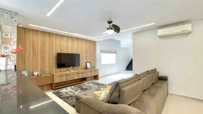 Casa - Sobrado Triplex com 5 quartos (sendo 5 suite(s)) a 1000,00 metros praia.