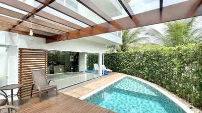 Casa - Sobrado Triplex com 5 quartos (sendo 5 suite(s)) a 1000,00 metros praia.