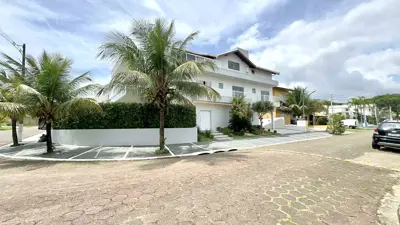 Casa - Sobrado Triplex com 5 quartos (sendo 5 suite(s)) a 1000,00 metros praia.