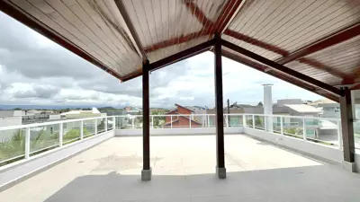 Casa - Sobrado Triplex com 5 quartos (sendo 5 suite(s)) a 1000,00 metros praia.