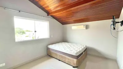 Casa - Sobrado Triplex com 5 quartos (sendo 5 suite(s)) a 1000,00 metros praia.