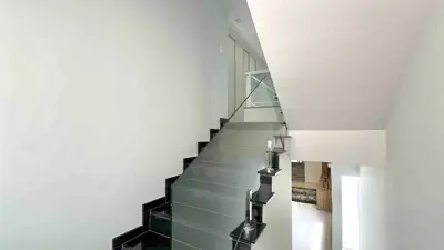 Casa - Sobrado Triplex com 5 quartos (sendo 5 suite(s)) a 1000,00 metros praia.