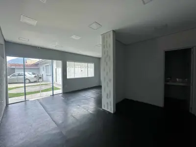 Casa - Térrea com 7 quartos (sendo 5 suite(s)) a 100,00 metros praia.