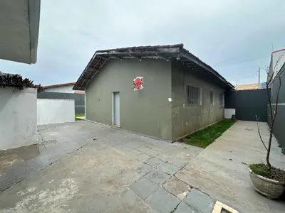 Casa - Térrea com 7 quartos (sendo 5 suite(s)) a 100,00 metros praia.