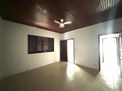 Casa - Térrea com 7 quartos (sendo 5 suite(s)) a 100,00 metros praia.