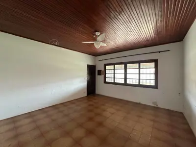 Casa - Térrea com 7 quartos (sendo 5 suite(s)) a 100,00 metros praia.