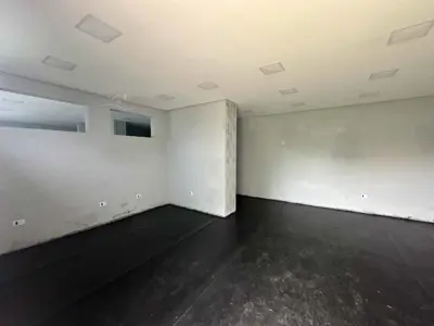 Casa - Térrea com 7 quartos (sendo 5 suite(s)) a 100,00 metros praia.