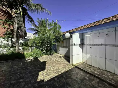 Casa - Térrea com 3 quartos (sendo 2 suite(s)) a 1000,00 metros praia.