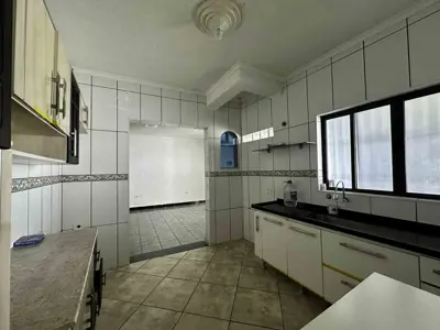 Casa - Térrea com 3 quartos (sendo 2 suite(s)) a 1000,00 metros praia.