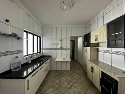 Casa - Térrea com 3 quartos (sendo 2 suite(s)) a 1000,00 metros praia.