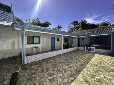 Casa - Térrea com 3 quartos (sendo 2 suite(s)) a 1000,00 metros praia.