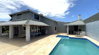 Casa - Mezanino com 4 dormitórios (sendo 1 suite(s)) a 600,00 metros praia.