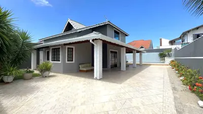 Casa - Mezanino com 4 dormitórios (sendo 1 suite(s)) a 600,00 metros praia.