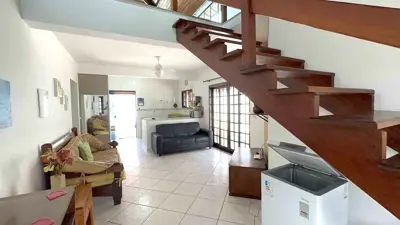 Casa - Mezanino com 4 dormitórios (sendo 1 suite(s)) a 600,00 metros praia.