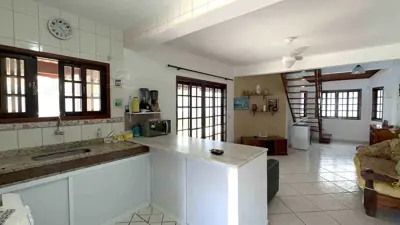 Casa - Mezanino com 4 dormitórios (sendo 1 suite(s)) a 600,00 metros praia.