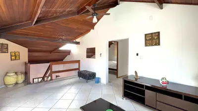 Casa - Mezanino com 4 dormitórios (sendo 1 suite(s)) a 600,00 metros praia.
