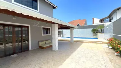 Casa - Mezanino com 4 dormitórios (sendo 1 suite(s)) a 600,00 metros praia.