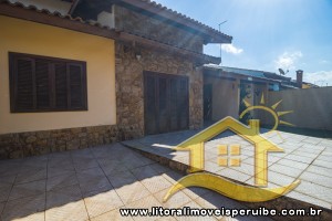 Casa - Térrea com 3 quartos (sendo 2 suite(s)) a 200,00 metros praia.