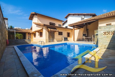 Casa - Térrea com 3 quartos (sendo 2 suite(s)) a 200,00 metros praia.