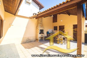 Casa - Térrea com 3 quartos (sendo 2 suite(s)) a 200,00 metros praia.