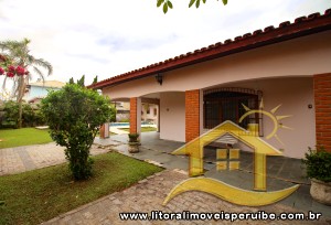 Casa - Térrea com piscina com 4 quartos (sendo 3 suite(s)) a 100,00 metros praia.