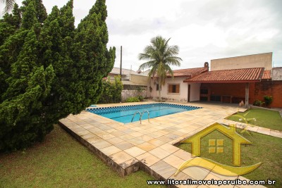 Casa - Térrea com piscina com 4 quartos (sendo 3 suite(s)) a 100,00 metros praia.
