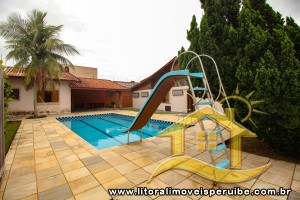 Casa - Térrea com piscina com 4 quartos (sendo 3 suite(s)) a 100,00 metros praia.