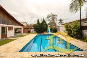 Casa - Térrea com piscina com 4 quartos (sendo 3 suite(s)) a 100,00 metros praia.